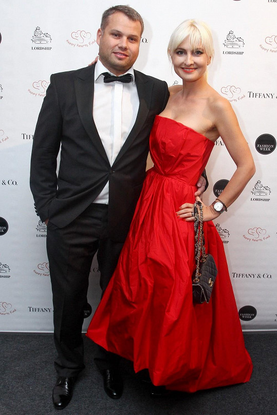 Bára Nesvadbová oblékla rudou taftovou róbu od Tatiany Kovaříkové, ozdobila se kabelkou Chanel a hodinkami Cartier.