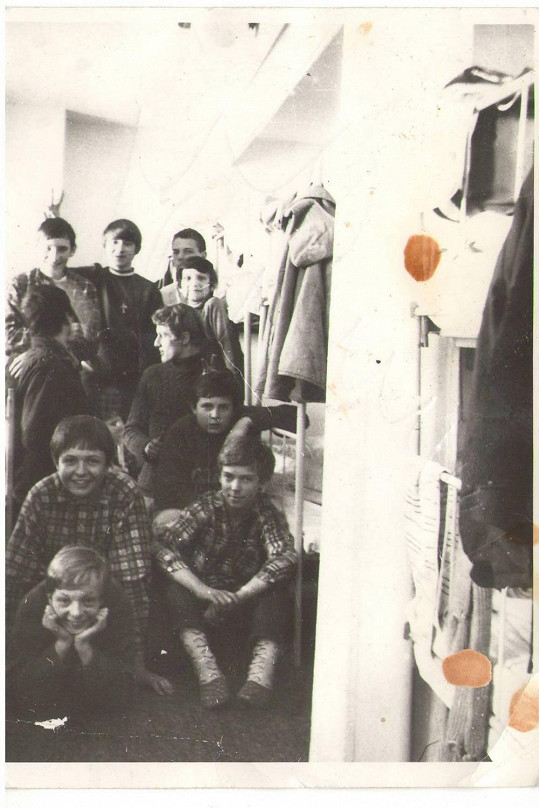 Milan Šteindler v deváté třídě (první dole)