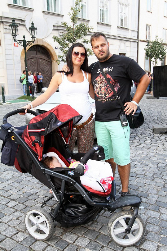Xindl X s dcerou Alicí a manželkou. Letos v listopadu se Alici narodil bratříček - malý Mikuláš.