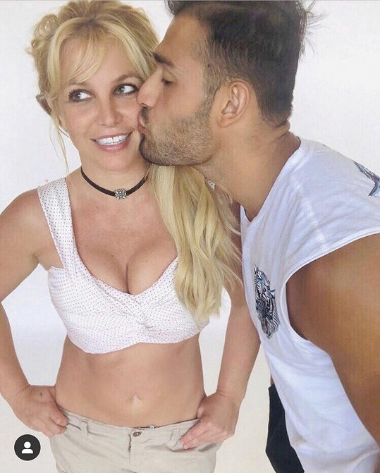 Takhle Britney přál k narozeninám její partner Sam. Britney na snímku přímo září.