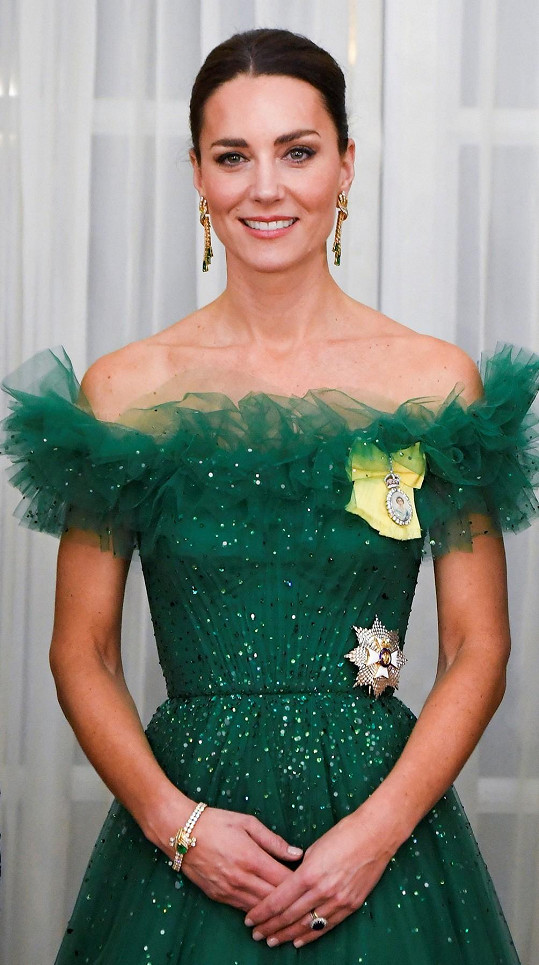 Smaragdové šperky měla zapůjčené od královny Alžběty II. 