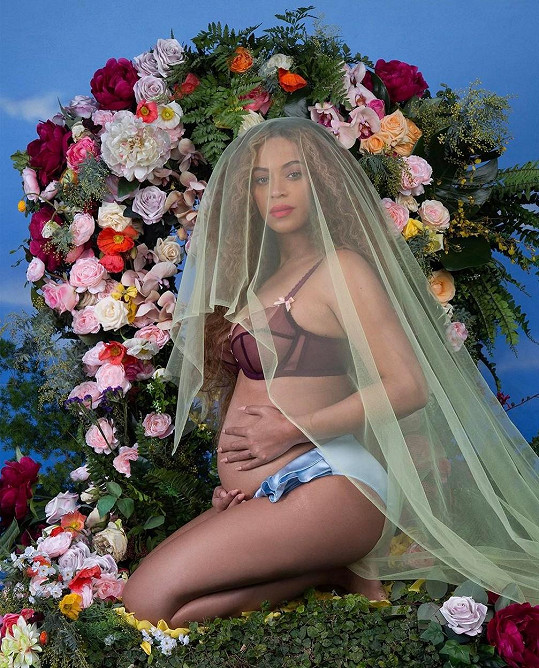 Beyoncé je těhotná, čeká dvojčátka.
