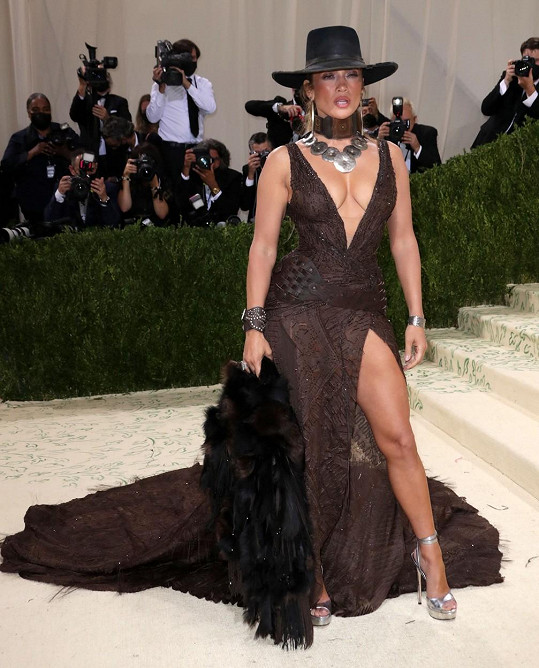 Ani rozparek Jennifer Lopez nešlo na Met Gala přehlédnout. 