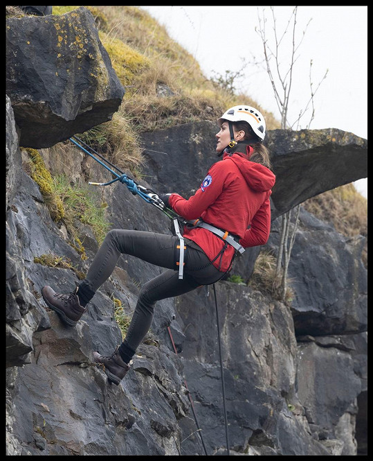 Kate si zkoušela lezení po skalách. 