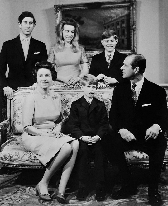 Královna Alžběta II. s manželem Philipem a dětmi (zleva) Karlem III., Anne, Edwardem (dole) a Andrewem