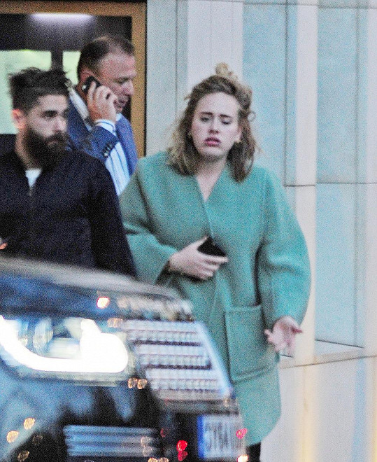 Adele při odchodu z luxusní londýnské restaurace