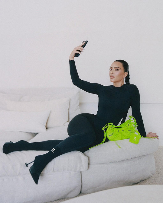 Kim Kardashian si za jeden post na Instagramu přijde na pořádný balík. 