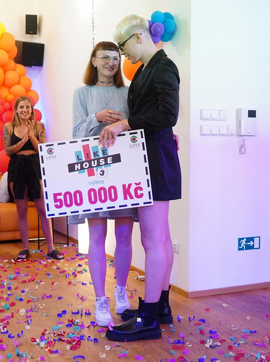 Výhru jí předal kamarád a vítěz druhé řady Tadeáš Kuběnka.