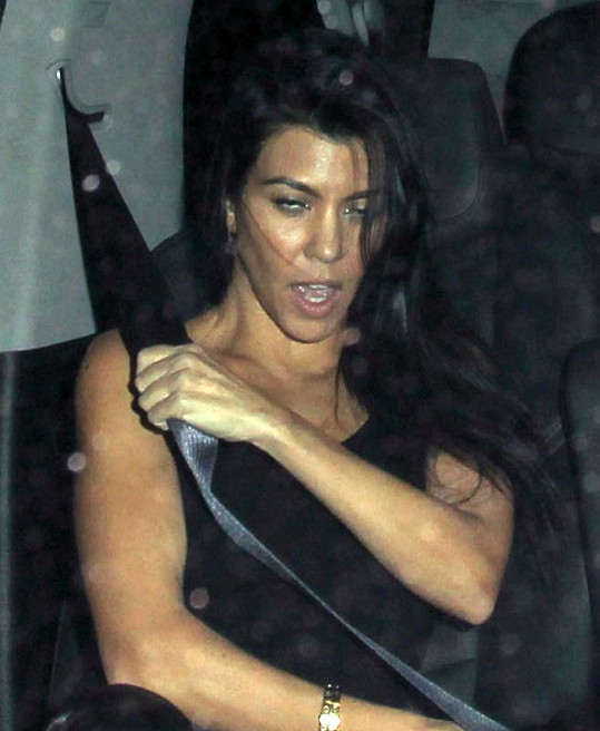 Kourtney Kardashian neuhlídala svůj výraz v roce 2015 po návštěvě klubu. 