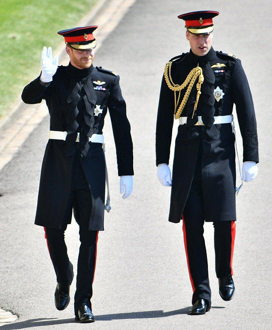 Princ Harry měl ve svůj svatební den na sobě oficiální vojenskou uniformu hodnosti kapitána. V uniformě dorazil podle očekávání také jeho starší bratr William.