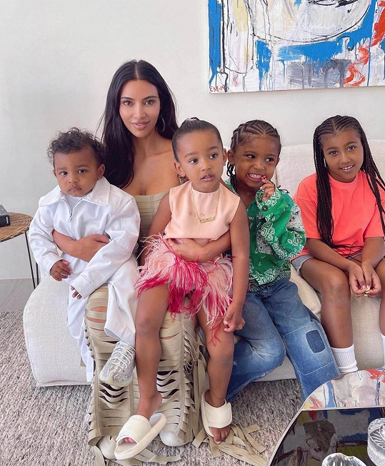 Kim Kardashian s dětmi, zleva: Psalm, Chicago, Saint, North