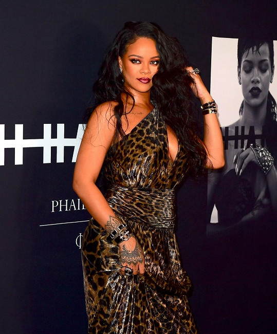 Rihanna potěšila fanoušky videem v bikinách. 