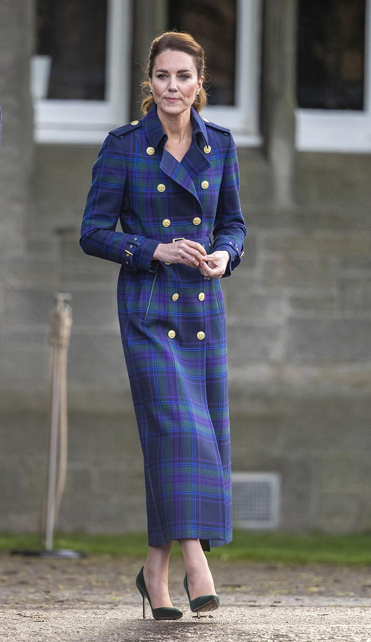 Britskou značku Holland Cooper oblékla už v loňském roce při návštěvě Edinburghu. Tento kabát stál tehdy bezmála 25 tisíc korun.