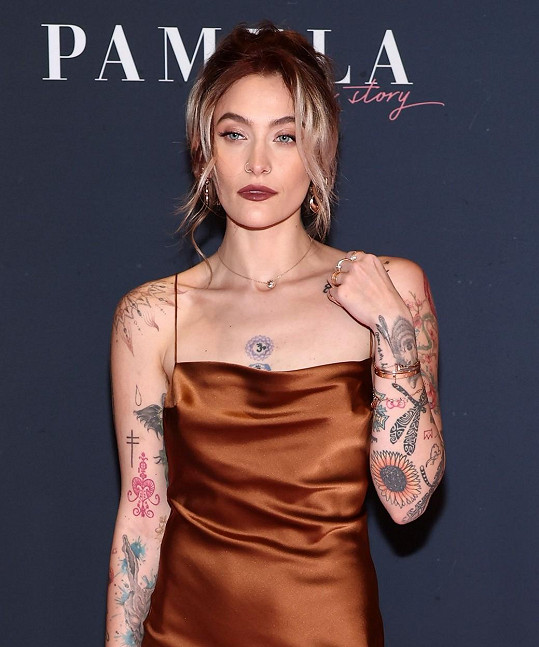 Paris Jackson předvedla skoro všechna svá tetování. 