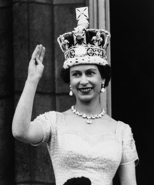 Alžběta II. v roce 1953 po korunovaci. Její koruna je tvořená 2868 diamanty, 269 perlami, 17 safíry, 11 smaragdy a 4 rubíny.