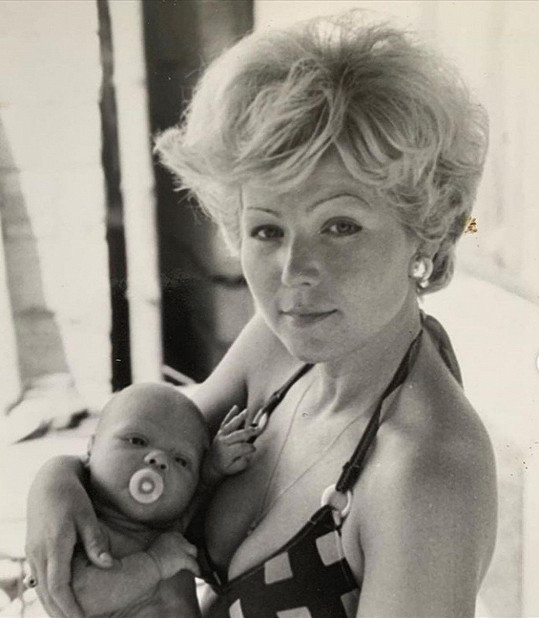 Leoš Mareš jako miminko na archivním snímku s maminkou Lenkou