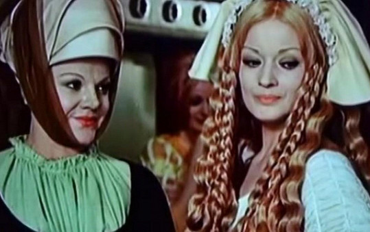 Slávka Budínová (vlevo) a Jana Brejchová ve filmu Noc na Karlštejně (1974)