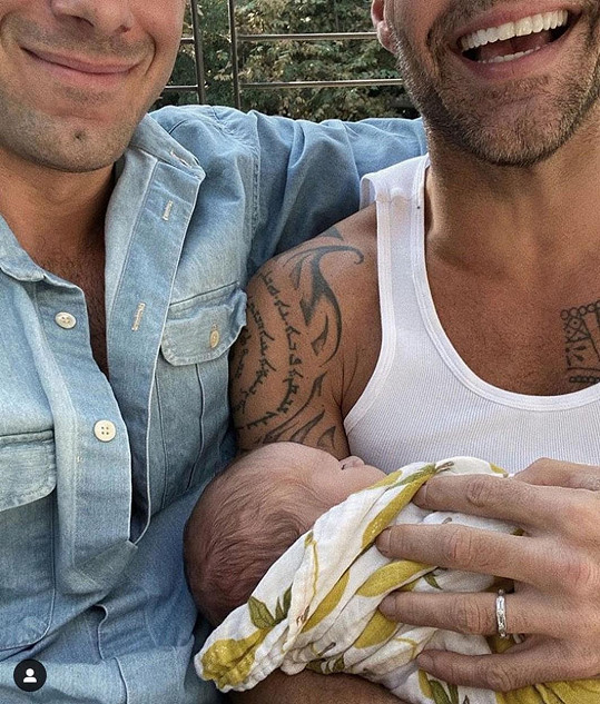 Ricky Martin si s manželem Jwanem Yosefem pořídil už čtvrtého potomka. V říjnu jim náhradní matka porodila syna Renna. 