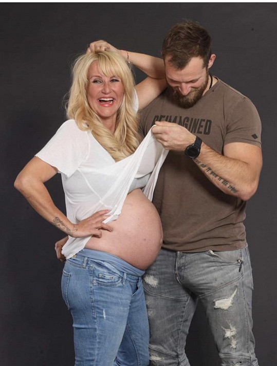 Vendula Pizingerová s manželem Josefem si nadělili snímky, které jim budou těhotenství připomínat.