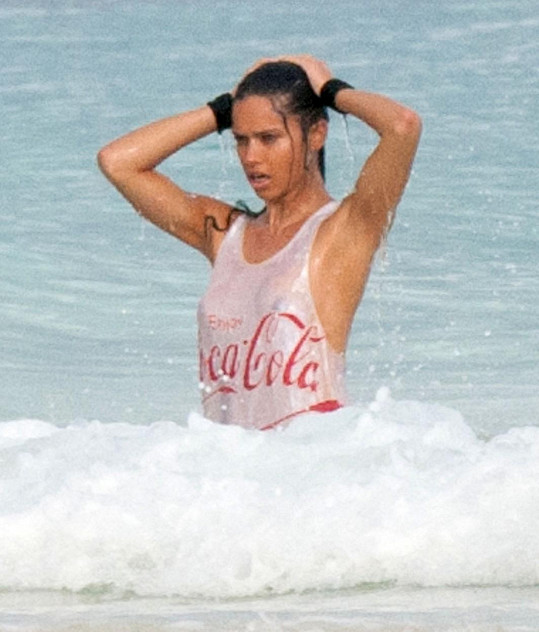 Rok 2012, Cancún, Mexiko. Modelka patřící do stáje Andílků z Victoria's Secret Adriana Lima a asi nejhezčí reklama na Coca Colu, kterou jste kdy viděli. 