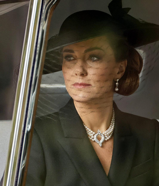 Princezna z Walesu Kate měla na pohřbu Alžběty II. výrazný náhrdelník z královniny osobní kolekce.