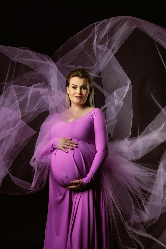 Elis Ochmanová nafotila těhotenské snímky.