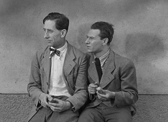 V komedie hráli také Jinřich Plachta a Ladislav Pešek.