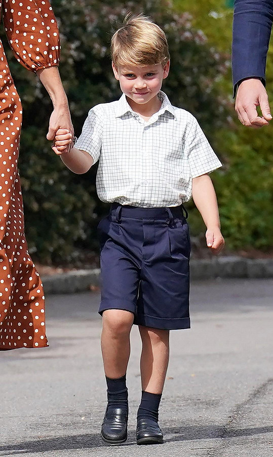 Princ Louis už je velký a nepotřebuje, aby ho táta vodil za ruku. Stačí máma. 
