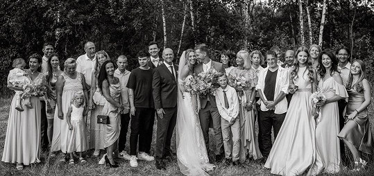 Fotka se svatebčany a rodinou nemohla chybět.