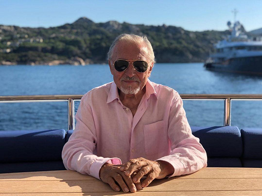 Karel Gott nedávno relaxoval na Sardinii. K narozeninám si přál hlavně zdraví.