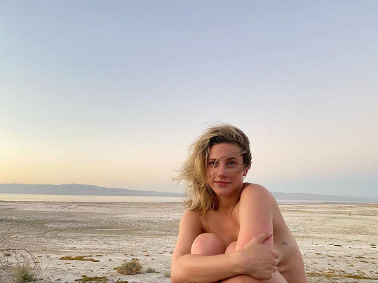 Lili Reinhart se pochlubila nahým snímkem z pouště. 