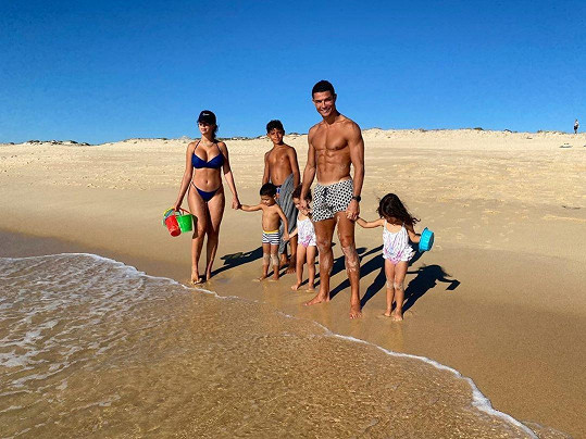 Léto strávila Ronaldova početná rodinka u moře. 