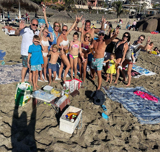 Příchod nového roku vítá rodina Zuzany Belohorcové s kamarády. Letos přes den vyrazili na pláž otevřít si šampaňské.