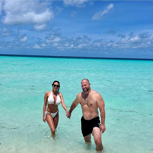 Na Maledivy odletěla Lucie se svým mužem, Jiřím Šlégrem.