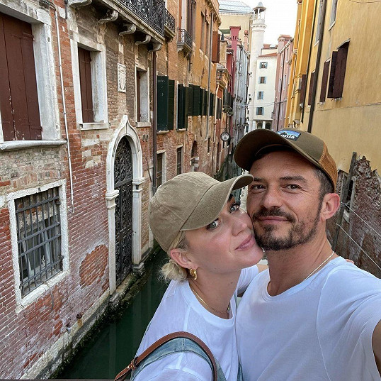 Orlando Bloom and Katy Perry are currently in Prague, where the actor continues to shoot the series Carnival Row.  Photo from Venice, where the couple was in June.