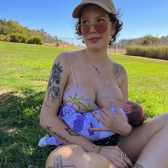 Halsey se tímhle snímkem přidala k podpoře světového týdne kojení. 