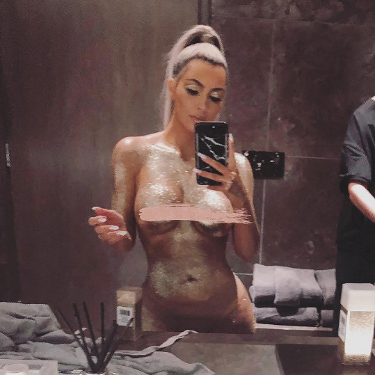 Nezahálela ani stálice americké televizní zábavy Kim Kardashian (37), která koncem listopadu zveřejnila toto selfie z přípravy na focení reklamní kampaně její vlastní kosmetiky.