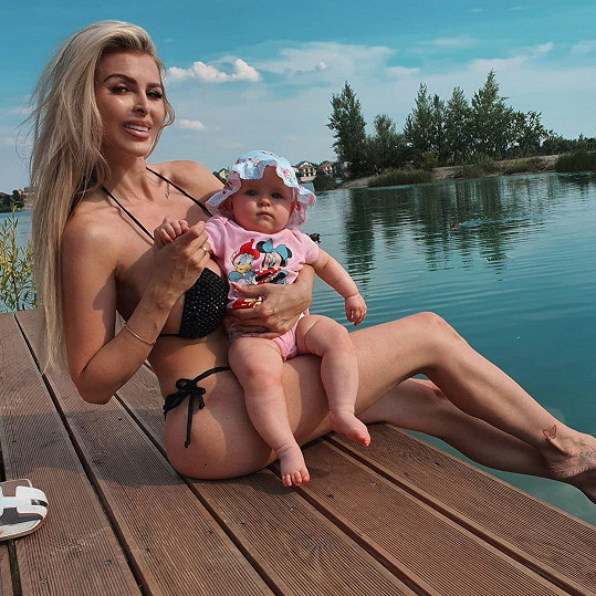 Lela Ceterová se slunila s dcerkou u jezera.