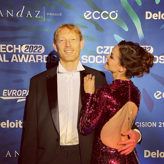 K manželovi se tulila na vyhlášení cen Czech Social Awards.