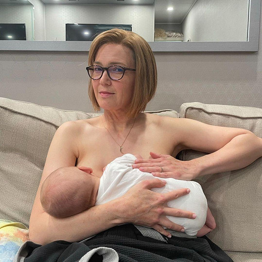 Mandy Moore se zvěčnila při kojení syna v masce Rebeccy. 