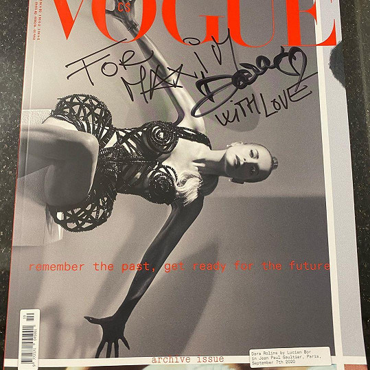 Zpěvačka je zjevně známá i na Ukrajině. Lékaři podepsala číslo Vogue, kterému zdobí titulku.