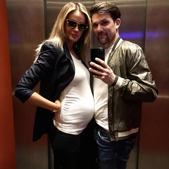 Filip Horký a jeho partnerka Kristýna Panochová se těší na první dítě. Budou mít holčičku.