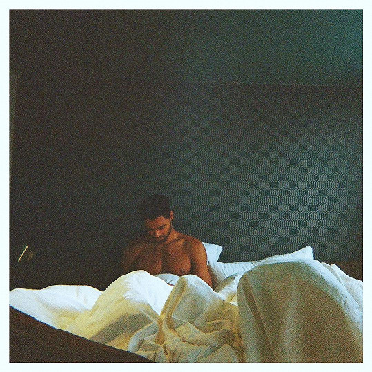 Regé-Jean Page se pochlubil polonahým snímkem z postele. 