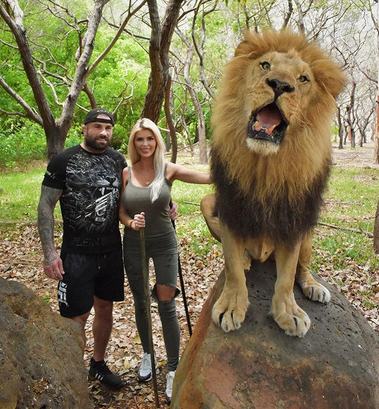 Lela a Karlos Vémolovi při návštěvě zoo stihli i snímek se lvem.
