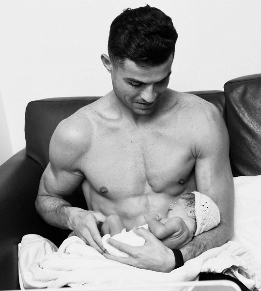 Cristiano Ronaldo se podělil o snímek s novorozenou dcerou. 