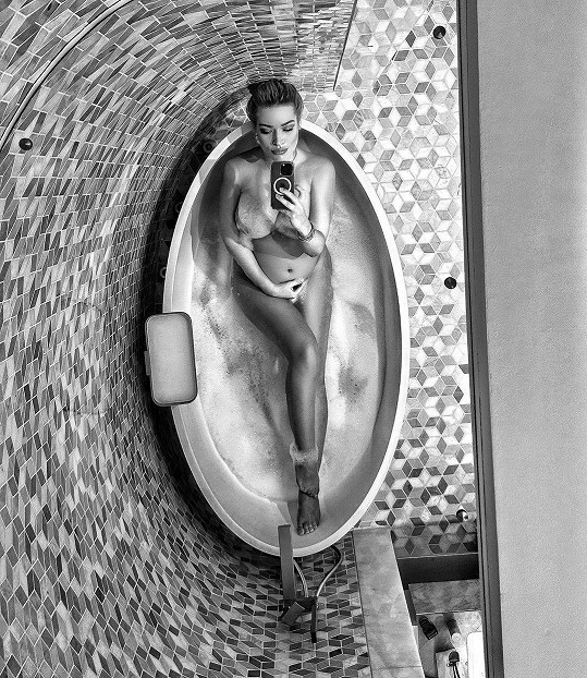 Dominika Myslivcová sdílela sexy snímky z hotelové koupelny.