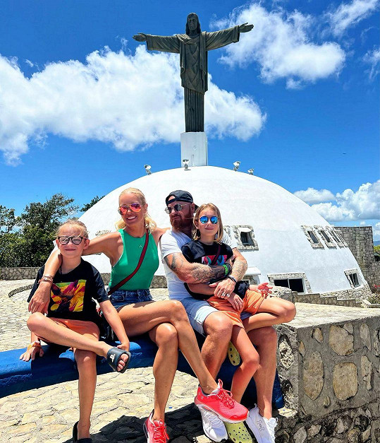 V Dominikánské republice našla místo, kde by chtěla trávit čas s rodinou, manželem Karlem a syny Maxem a Brunem (vlevo)