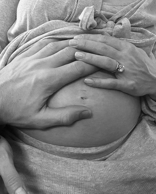 Ellie Goulding prozradila, že čeká miminko, až v osmém měsíci těhotenství.