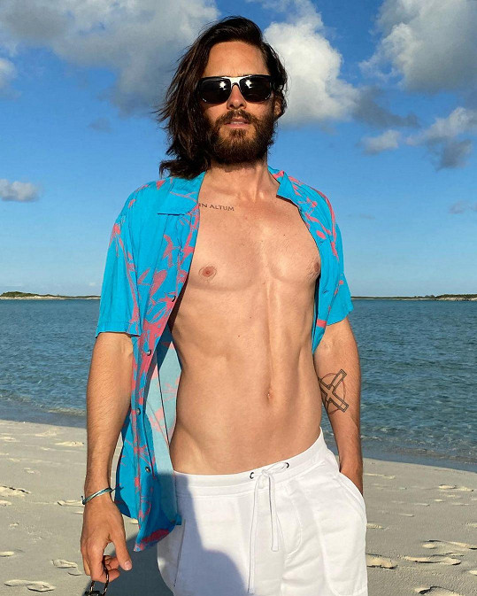 Jared Leto si užívá dovolené a na snímku ukázal, jakou formu v padesáti letech má. 