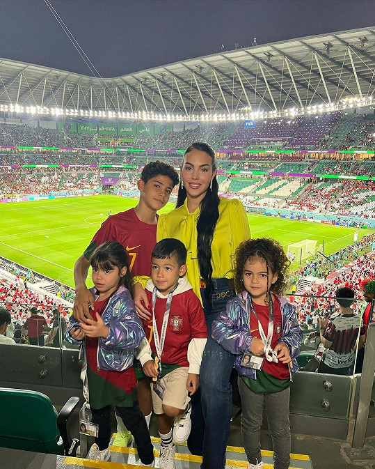 Georgina Rodriguez fandí s dětmi Portugalsku.